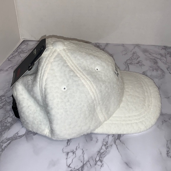 Levi’s fuzzy sherpa baseball hat - Picture 8 of 8